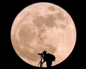 photographing the moon at night
