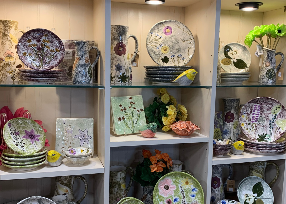 Spring plates on shelving with lights