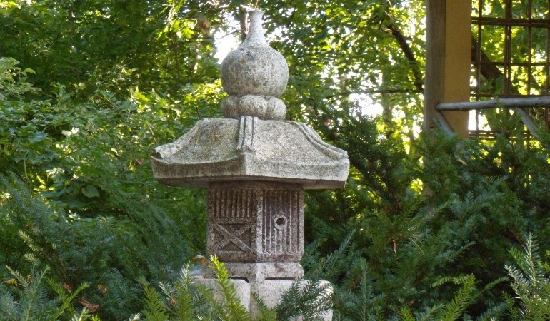 Pedestal lantern