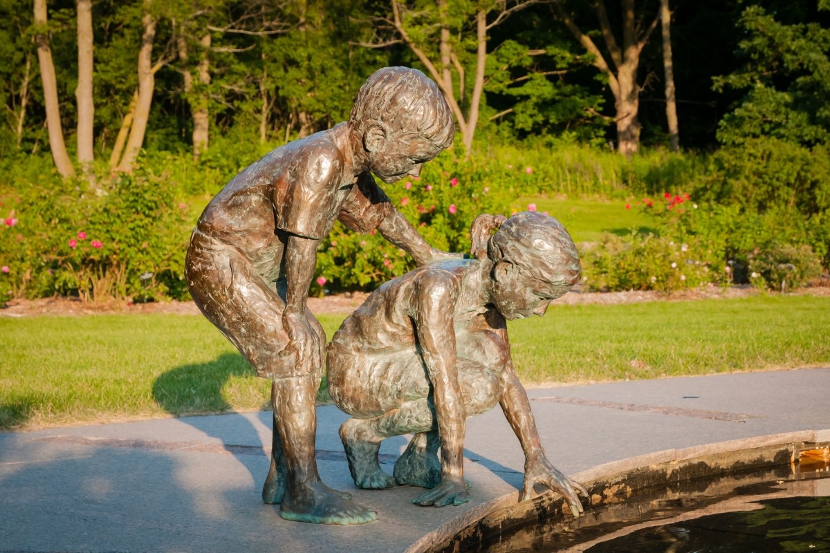 2 children sculpture